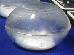 2 Glasschalen einfach aufeinander gestlpt und in der Mitte fixiert